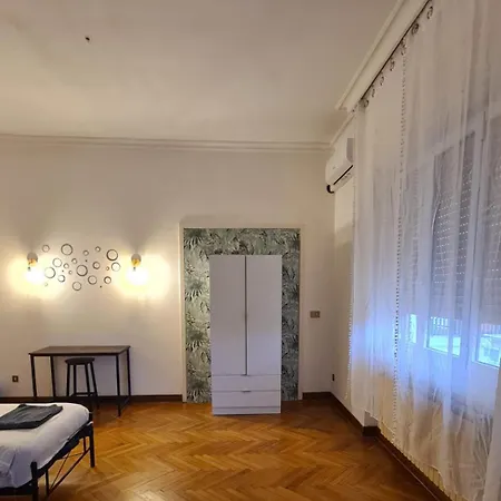 Dock Bay Hostello بيت شباب *